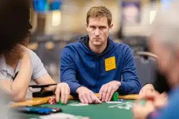 Pokerivloggaaja Brad Owen vakavana pokeripöydän ääressä
