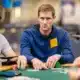 Pokerivloggaaja Brad Owen vakavana pokeripöydän ääressä