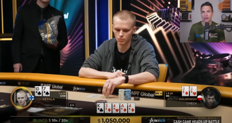 Kuvassa on keskellä mies, jolla on harmaa avonainen huppari. Mies istuu pokeripöydän ääressä ja edessään hänellä on pelimerkkejä. Kuvan ylälaidassa on pienempi erilliinen kuva, jossa on mies joka puhuu mikrofoniin.