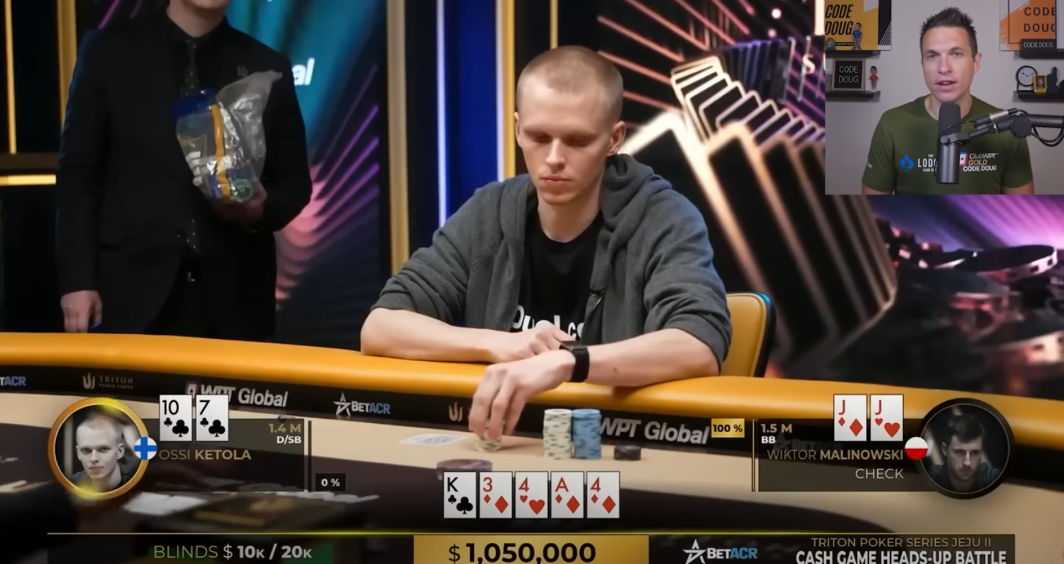 Kuvassa on keskellä mies, jolla on harmaa avonainen huppari. Mies istuu pokeripöydän ääressä ja edessään hänellä on pelimerkkejä. Kuvan ylälaidassa on pienempi erilliinen kuva, jossa on mies joka puhuu mikrofoniin.