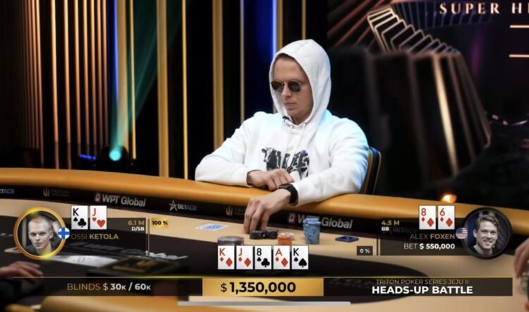 Mies istuu pokeripöydässä päällään valkoinen huppari ja aurinkolasit. Miehellä on toisessa kädessään pelimerkkejä.