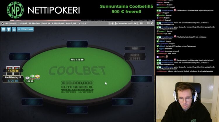 Vihreä taustainen nettipokeripöytä. Pöydässä lukee Coolbet. Pöydän oikealla puolella istuu mies tietokoneen kuulokkeet päässä.