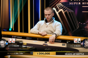 Ossi Ketola istuu pokeripöydässä vaaleassa neuleessa ja pää kaljuksi ajeltuna