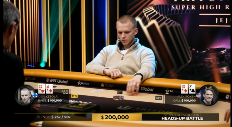 Ossi Ketola istuu pokeripöydässä vaaleassa neuleessa ja pää kaljuksi ajeltuna
