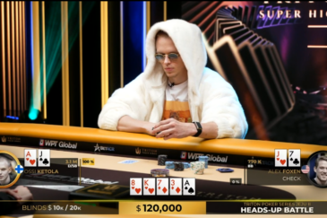 Mies istuu pokeripöydän äärellä valkoisessa hupparissa. Miehellä on päässään pyöreät auronkolasit ja edessään pelimerkkejä.