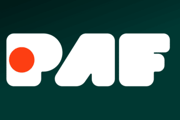 Valkea logo vihreällä taustalla.