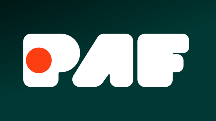 Valkea logo vihreällä taustalla.