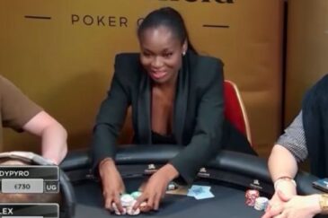 Kelly Kalonji istuu mustassa jakkupuvussa pokeripöydän ääressä ja asettaa pelimerkkejä keskelle pöytää.