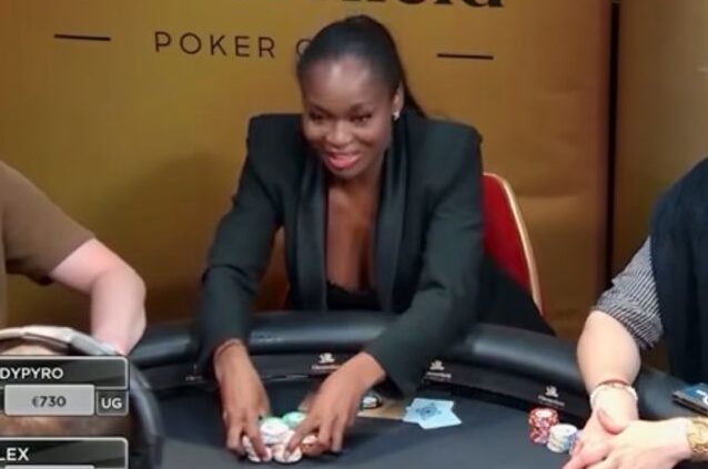 Kelly Kalonji istuu mustassa jakkupuvussa pokeripöydän ääressä ja asettaa pelimerkkejä keskelle pöytää.