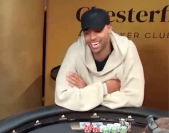 Jeffrey Lawman istuu pokeripöydässä vaaleassa asussa ja lippis päässä.