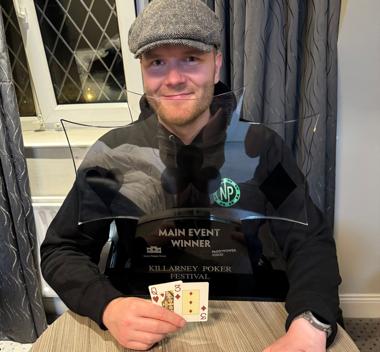 Samuel Saariaho istuu pöydän ääressä Irish Poker Tourin Main Eventin pytyn kanssa.