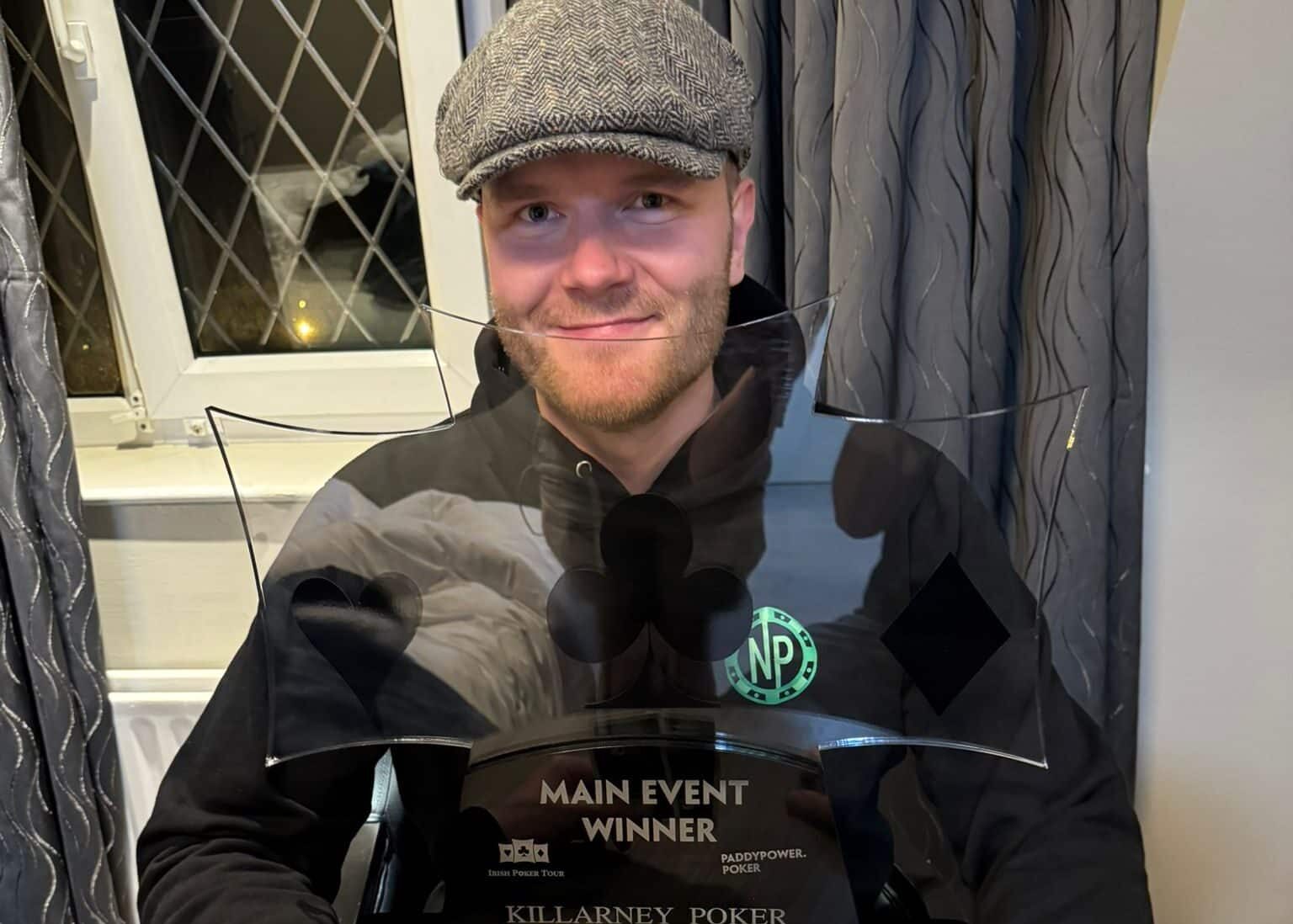 Samuel Saariaho istuu pöydän ääressä Irish Poker Tourin Main Eventin pytyn kanssa.