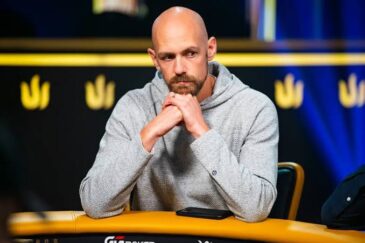 Kalju Chidwick istuu harmaassa hupaprissa pokeripöydän ääressä mietteliäänä käsiinsä nojaten.