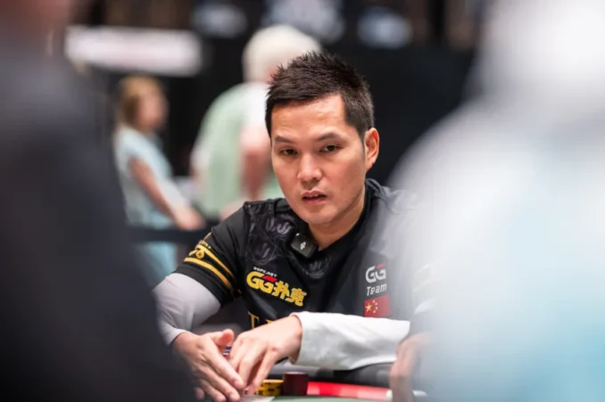 Tony Ren Lin istuu pokeripöydässä vakavana katsoen korttejaan