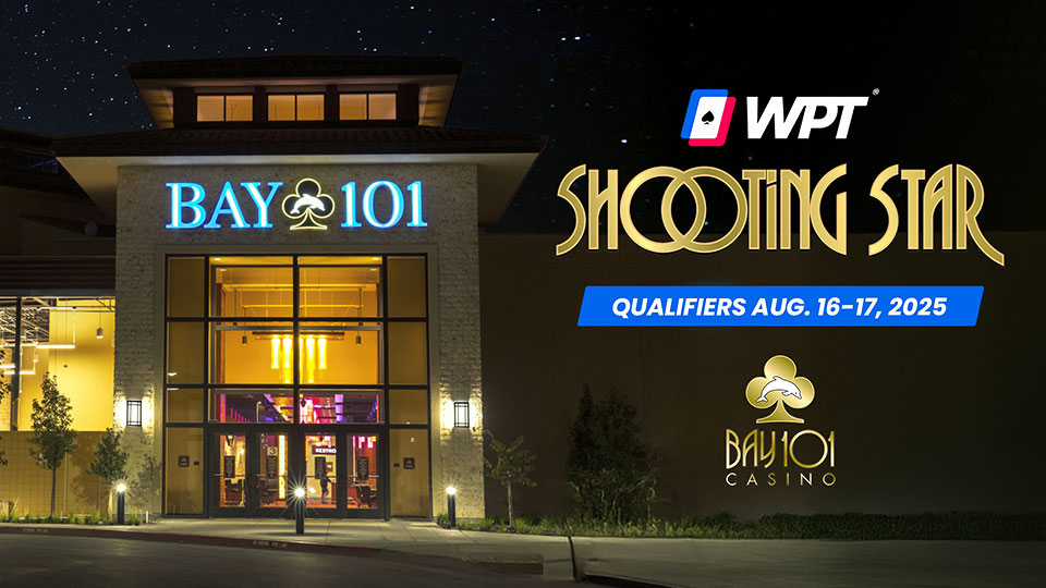 Kuvassa on laadukas mainosbannneri "WPT Shooting Star" -pokeriturnaukselle. Vasemmalla nähdään moderni ja tyylikkäästi valaistu Bay 101 -kasinon sisäänkäynti tähtitaivasta vasten yöaikaan. Rakennuksen kyltissä lukee "BAY 101". Oikealla puolella on tapahtuman tiedot: suurilla, kultaisilla kirjaimilla lukee "SHOOTING STAR", ja sen alla sininen palkki ilmoittaa karsintapäiviksi 16.–17. elokuuta 2025. Kuvan ylä- ja alareunassa ovat selkeästi esillä World Poker Tour (WPT) ja Bay 101 Casino -logot. Kuva luo ammattimaisen ja kutsuvan tunnelman tulevasta suurtapahtumasta.