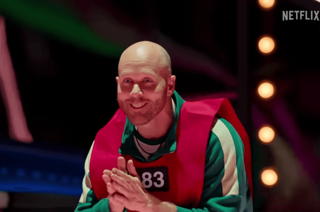 Steven Jones kisailee Squid Game -sarjassa päällään vihreä verkkapuku ja punainen liivi