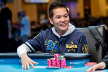 Kiinalainen pokerinpelaaja Ren Lin istuu pokeripöydän ääressä huppari päällään ja pelimerkkejä edessään