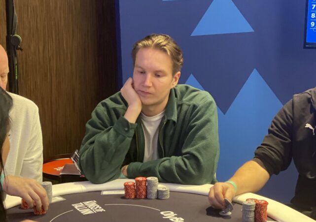 Max Rotko istuu käteensä nojaillen pokeripöydän ääressä