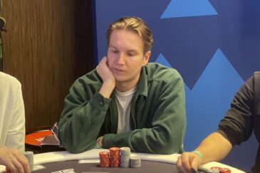 Max Rotko istuu käteensä nojaillen pokeripöydän ääressä