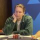 Max Rotko istuu käteensä nojaillen pokeripöydän ääressä
