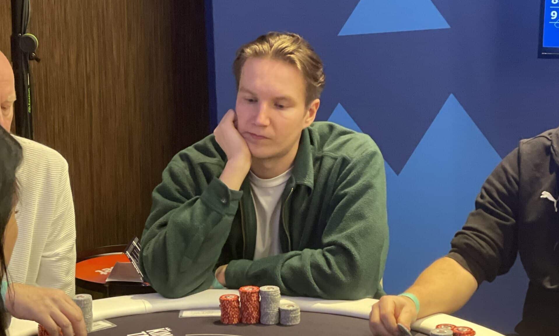 Max Rotko istuu käteensä nojaillen pokeripöydän ääressä