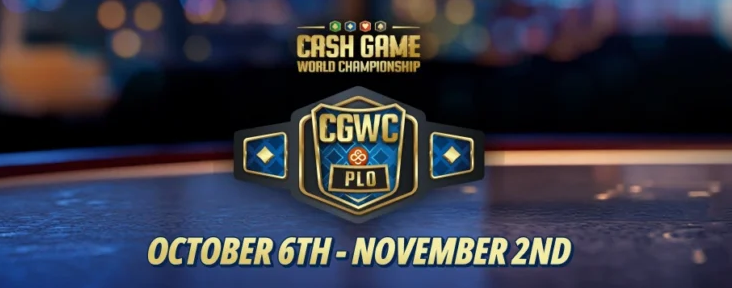 Kuvassa on tyylikäs mainosbanneri pokeritapahtumalle nimeltä "Cash Game World Championship" (CGWC). Kuvan keskipisteenä on mustakultainen, mestaruusvyötä muistuttava logo, jossa lukee "CGWC" ja "PLO", viitaten Pot-Limit Omaha -pelimuotoon. Logo on asetettu sinisävyisen ja hämärästi valaistun pokeripöydän pinnalle. Taustalla näkyy epätarkkoja kasinon valoja, jotka luovat ammattimaisen ja jännittävän tunnelman.