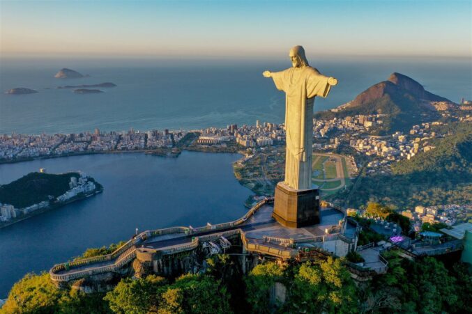 Rio de Janeiron siluetti ja merimaisemat aukeavat Jeesus-patsaan takana