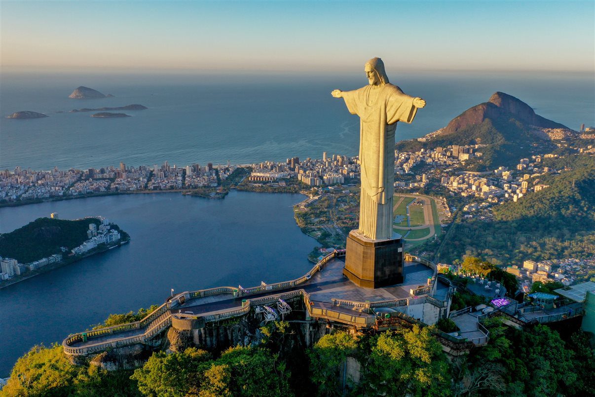 Rio de Janeiron siluetti ja merimaisemat aukeavat Jeesus-patsaan takana