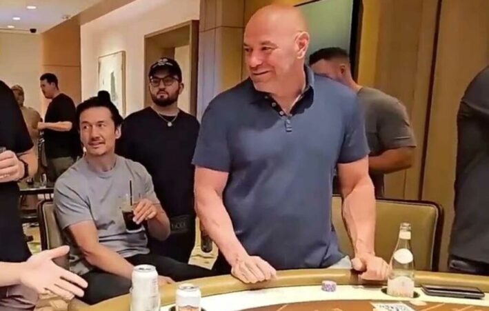 Dana White seisoo blackjack-pöydän takana. Hän nojaa käsillään pöytään ja viressä on olutpulloja sekä tölkkejä.