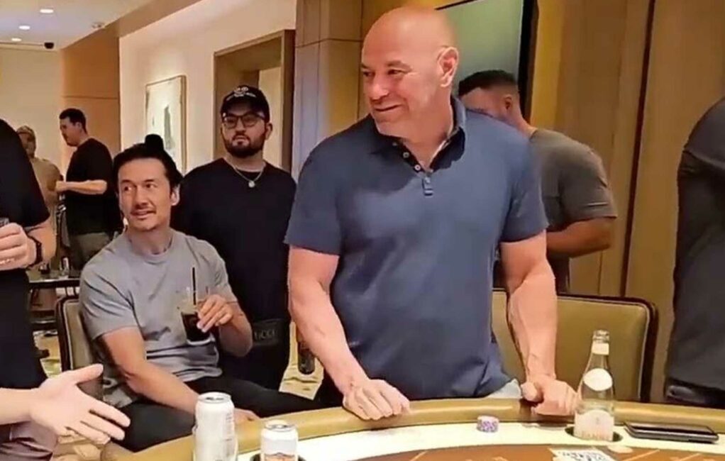 Dana White seisoo blackjack-pöydän takana. Hän nojaa käsillään pöytään ja viressä on olutpulloja sekä tölkkejä.
