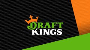 Kuvassa on yhdysvaltalaisen fantasy-urheiluun ja vedonlyöntiin erikoistuneen DraftKings-yhtiön logo. Logo on sijoitettu tyylikkäälle ja dynaamiselle, vinosti jaetulle taustalle. Itse logo koostuu oranssista kruunusta, joka on asetettu vihreän "DRAFT"-sanan D-kirjaimen päälle, sekä sen alla olevasta valkoisesta "KINGS"-sanasta. Logo sijaitsee mustalla pohjalla, jossa on ohuita harmaita vinoviivoja. Kuvan oikeassa yläkulmassa on oranssi ja oikeassa alakulmassa vihreä lohko. Sommittelu on moderni ja brändin ilmeen mukainen.
