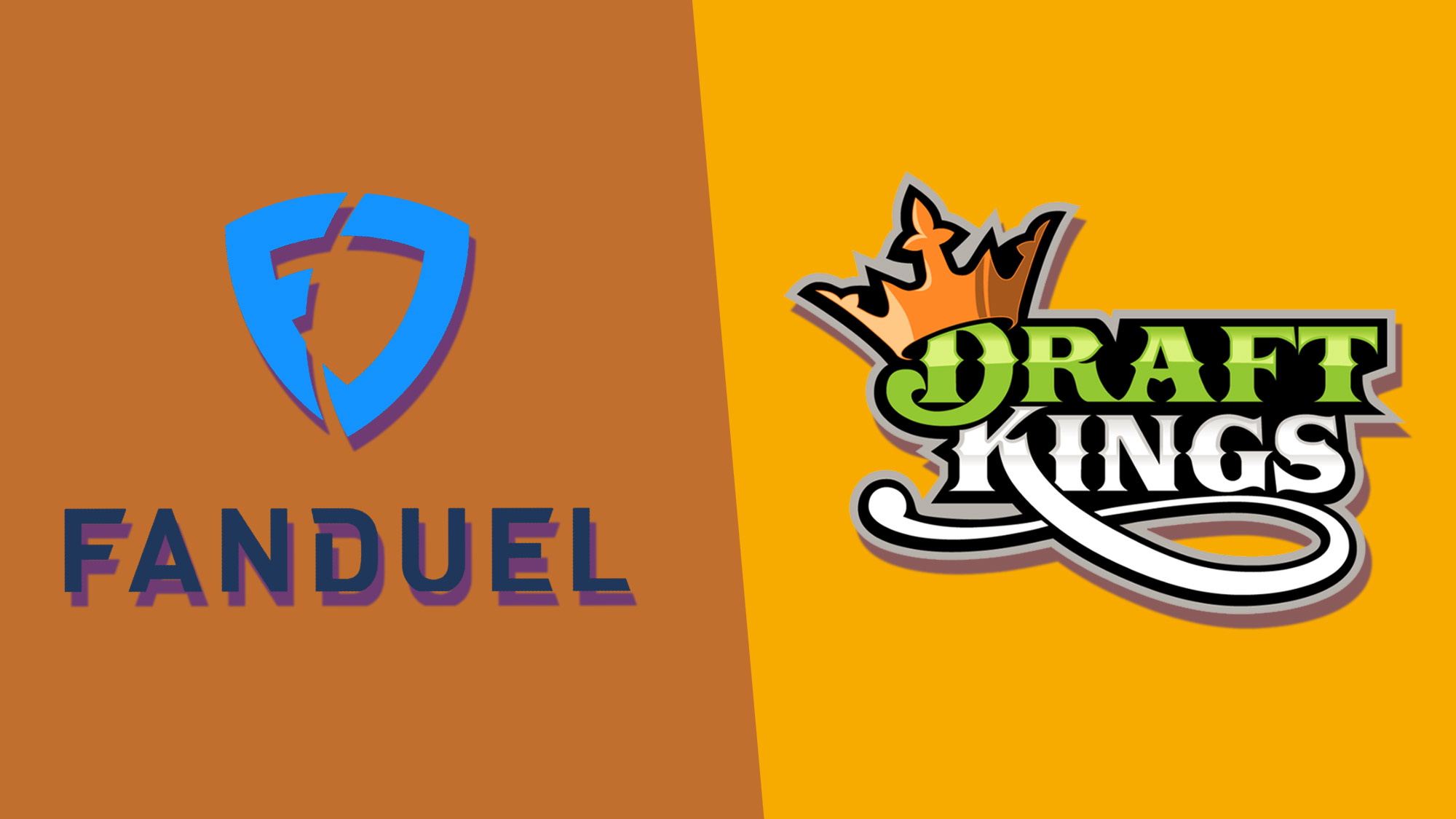 Kuvassa esitellään kahden suuren amerikkalaisen urheiluvedonlyöntiyhtiön, FanDuelin ja DraftKingsin, logot rinnakkain, mikä korostaa niiden välistä kilpailuasetelmaa. Kuva on jaettu kahteen värilohkoon. Vasemmalla on FanDuelin moderni ja pelkistetty sininen kilpilogo ruskealla taustalla. Oikealla puolella on DraftKingsin koristeellisempi logo, jossa on näyttävä kruunu ja perinteinen tekstityyli kirkkaankeltaisella pohjalla. Visuaalinen esitystapa tuo selkeästi esiin kahden markkinajohtajan erilaiset brändi-identiteetit.