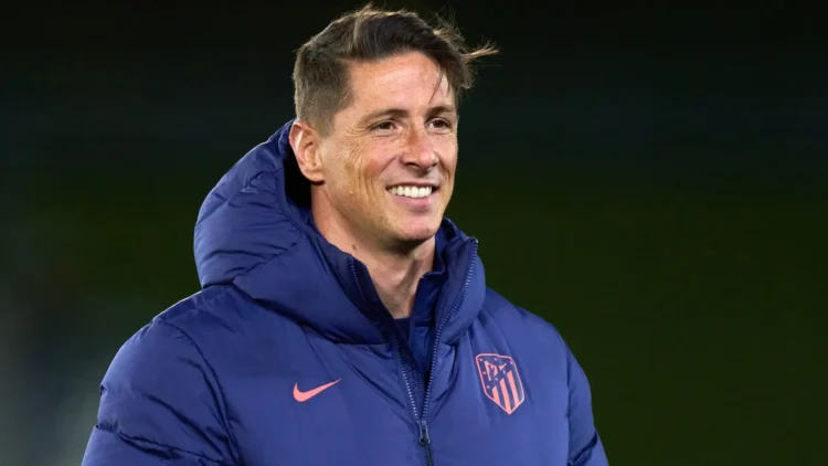 Fernando Torres hymyilee sinisessä toppatakissaan