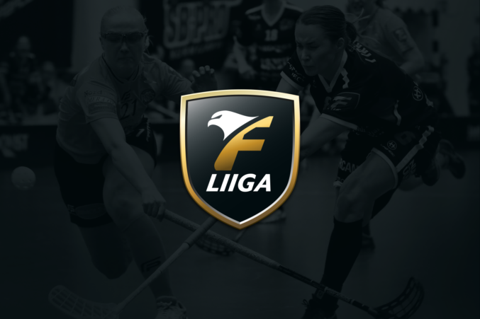 Kuvassa on Suomen salibandyn pääsarjan, F-liigan, brändi-ilmeen mukainen mainoskuva. Kuvan keskellä on F-liigan kilvenmuotoinen, mustakultainen logo. Logon sisällä on tyylitelty kultainen F-kirjain, jonka yläosasta muodostuu valkoisen kotkan pää. Tämän alla lukee valkoisella tekstillä "LIIGA". Logo on asetettu mustavalkoiseksi ja tummennetuksi käsitellyn valokuvan päälle. Taustalla on käynnissä intensiivinen pelitilanne naisten salibandyottelusta, jossa kaksi pelaajaa kamppailee pallosta mailoineen. Kuvan sommittelu korostaa liigan logoa ja yhdistää sen lajin dynaamisuuteen ja kilpailuhenkisyyteen.