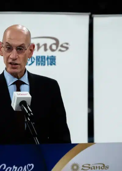 NBA:n pääjohtaja Adam Silver pitämässä tiedotustilaisuutta