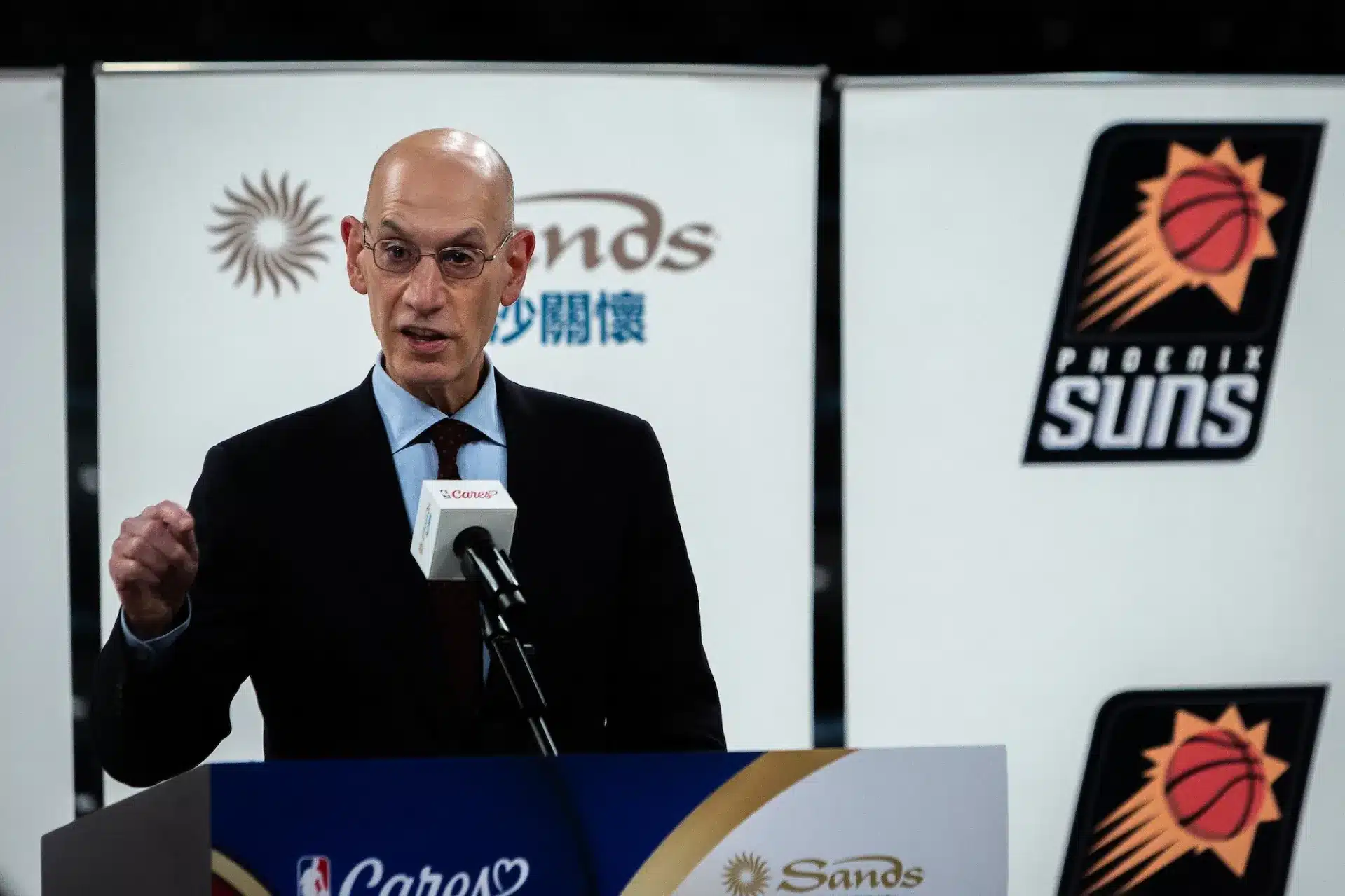 NBA:n pääjohtaja Adam Silver pitämässä tiedotustilaisuutta
