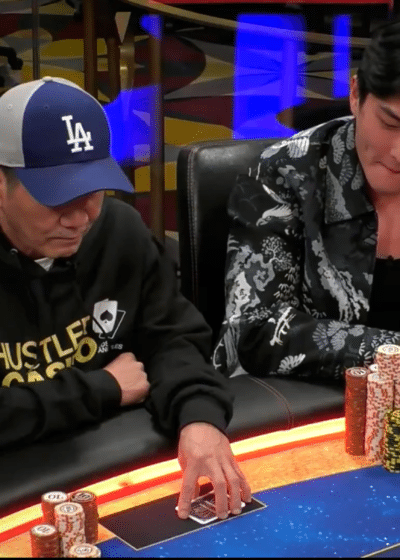 Tämä ruutukaappaus vangitsee erittäin jännittyneen hetken Hustler Casino Live -pokerilähetyksestä. Kaksi miestä istuu kirkkaasti valaistun pokeripöydän ääressä, ja panokset ovat korkeat. Vasemmalla istuva pelaaja, "Kevin", pukeutuneena LA-lippikseen ja Hustler Casino -huppariin, tuijottaa korttejaan syvissä mietteissään. Kuvan grafiikka paljastaa katsojille tilanteen: Kevinillä on kuningatar-jätkä-suited, mutta hän on vastustajan "TN":n all-in-panostuksen edessä, jolla on 92% voittosuosikki, taskuässät. Nuorempi, kuviopaitainen pelaaja oikealla seuraa tilannetta, kun potti on kasvanut jo lähes 37 000 dollariin.