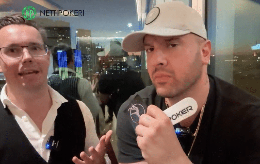 Michael Mizrachi ja Veli-Matti Reportaasi Puumala seisovat vierekkäin haastattelussa