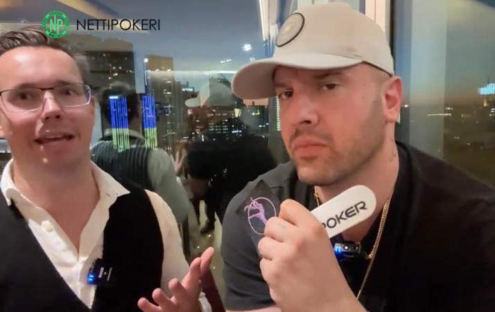 Michael Mizrachi ja Veli-Matti Reportaasi Puumala seisovat vierekkäin haastattelussa