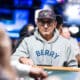 Kuvassa on yhdysvaltalainen huipputason pokeriammattilainen Josh Arieh. Hän on moninkertainen World Series of Poker (WSOP) -rannekkeen voittaja ja ansaitsi arvostetun WSOP Player of the Year -tittelin vuonna 2021. Kuvassa Arieh istuu pokeripöydässä äärimmäisen keskittyneenä ja tuijottaa intensiivisesti eteensä. Hänellä on yllään harmaa "BERRY"-huppari, silmälasit ja takaperin käännetty lippalakki. Taustan kirkkaat siniset valot viestivät suuren luokan turnaustapahtumasta. Kuva vangitsee täydellisesti Ariehin tunnetun, periksiantamattoman ja analyyttisen peli-ilmeen. Valokuvaaja on Hayley Hochstetler.