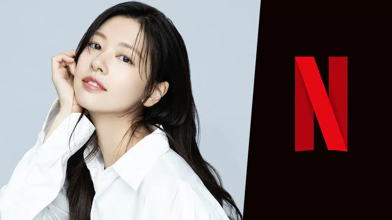 Kuvassa on mainosmainen sommitelma, joka on jaettu kahteen osaan. Vasemmalla puolella on nuori, itäaasialainen nainen, jolla on pitkät, tummat hiukset ja yllään valkoinen kauluspaita. Hän katsoo kameraan lempeällä ilmeellä, toinen käsi kevyesti kohotettuna poskensa viereen. Hänen olemuksensa on raikas ja luonnollinen. Oikealla puolella on mustalla taustalla suuri, kirkkaanpunainen Netflix-logo. Asetelma viittaa vahvasti siihen, että kuvassa oleva nainen on näyttelijä, joka tähdittää jotakin Netflix-tuotantoa.