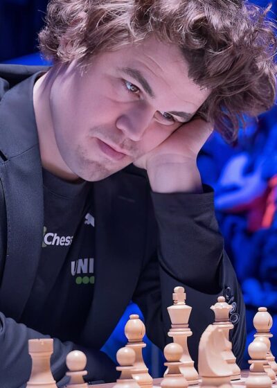 Shakin suurmestari Magnus Carlsen tuijottaa shakkilautaa mietteliäänä