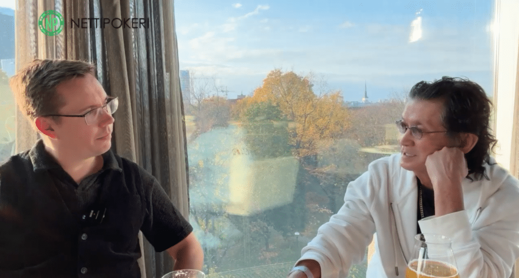 Veli-Matti "Reportaasi" Puumala ja Scotty "Prince of Poker" Nguyen istuvat vierekkäin, taustalla näkyy syksyinen Tallinna
