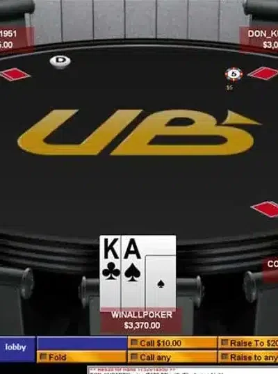 Kuvassa on ruutukaappaus nyt jo lakanneen UltimateBet (UB) -nettipokerisivuston pelipöydästä. Kuvan graafinen ilme edustaa vahvasti 2000-luvun puolivälin nettipokerin kulta-aikaa: pelipöytä on futuristisen musta ja sen keskellä on suuri kultainen "UB"-logo. Etualalla istuvan pelaajan, "WINALLPOKER", kortit ovat näkyvissä: hänellä on vahva aloituskäsi, pataässä ja ristikkuningas. Pelaajalla on parhaillaan toimintavuoro, ja hänen on valittava, kippaako hän kätensä, maksaako hän 10 dollaria vai korottaako hän. Pöydässä on myös muita pelaajia, kuten "COMPUTER DAVE" ja "JUDYS1951".