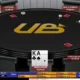 Kuvassa on ruutukaappaus nyt jo lakanneen UltimateBet (UB) -nettipokerisivuston pelipöydästä. Kuvan graafinen ilme edustaa vahvasti 2000-luvun puolivälin nettipokerin kulta-aikaa: pelipöytä on futuristisen musta ja sen keskellä on suuri kultainen "UB"-logo. Etualalla istuvan pelaajan, "WINALLPOKER", kortit ovat näkyvissä: hänellä on vahva aloituskäsi, pataässä ja ristikkuningas. Pelaajalla on parhaillaan toimintavuoro, ja hänen on valittava, kippaako hän kätensä, maksaako hän 10 dollaria vai korottaako hän. Pöydässä on myös muita pelaajia, kuten "COMPUTER DAVE" ja "JUDYS1951".