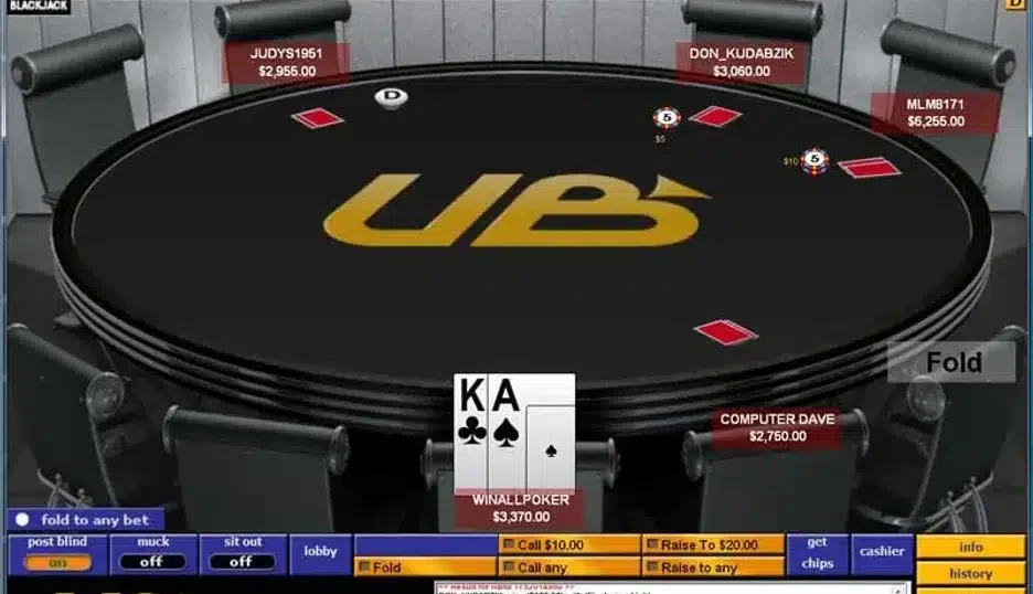 Kuvassa on ruutukaappaus nyt jo lakanneen UltimateBet (UB) -nettipokerisivuston pelipöydästä. Kuvan graafinen ilme edustaa vahvasti 2000-luvun puolivälin nettipokerin kulta-aikaa: pelipöytä on futuristisen musta ja sen keskellä on suuri kultainen "UB"-logo. Etualalla istuvan pelaajan, "WINALLPOKER", kortit ovat näkyvissä: hänellä on vahva aloituskäsi, pataässä ja ristikkuningas. Pelaajalla on parhaillaan toimintavuoro, ja hänen on valittava, kippaako hän kätensä, maksaako hän 10 dollaria vai korottaako hän. Pöydässä on myös muita pelaajia, kuten "COMPUTER DAVE" ja "JUDYS1951".