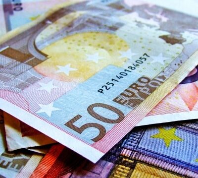 Viidenkymmen euron seteleitä valtava pinkka päällekkäin