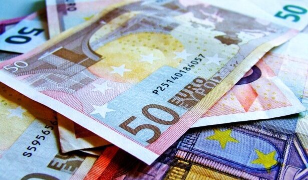 Viidenkymmen euron seteleitä valtava pinkka päällekkäin