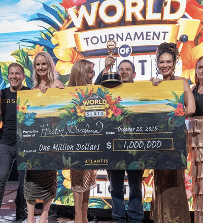 World Series of Slots 2025 -voittaja miljoonan dollarin palkintoshekin kanssa