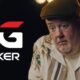 Johnny Vegas ruskeassa hatussaan pöllämystynyt ilme naamallaan, vasemmassa laidassa lukee GGPoker.